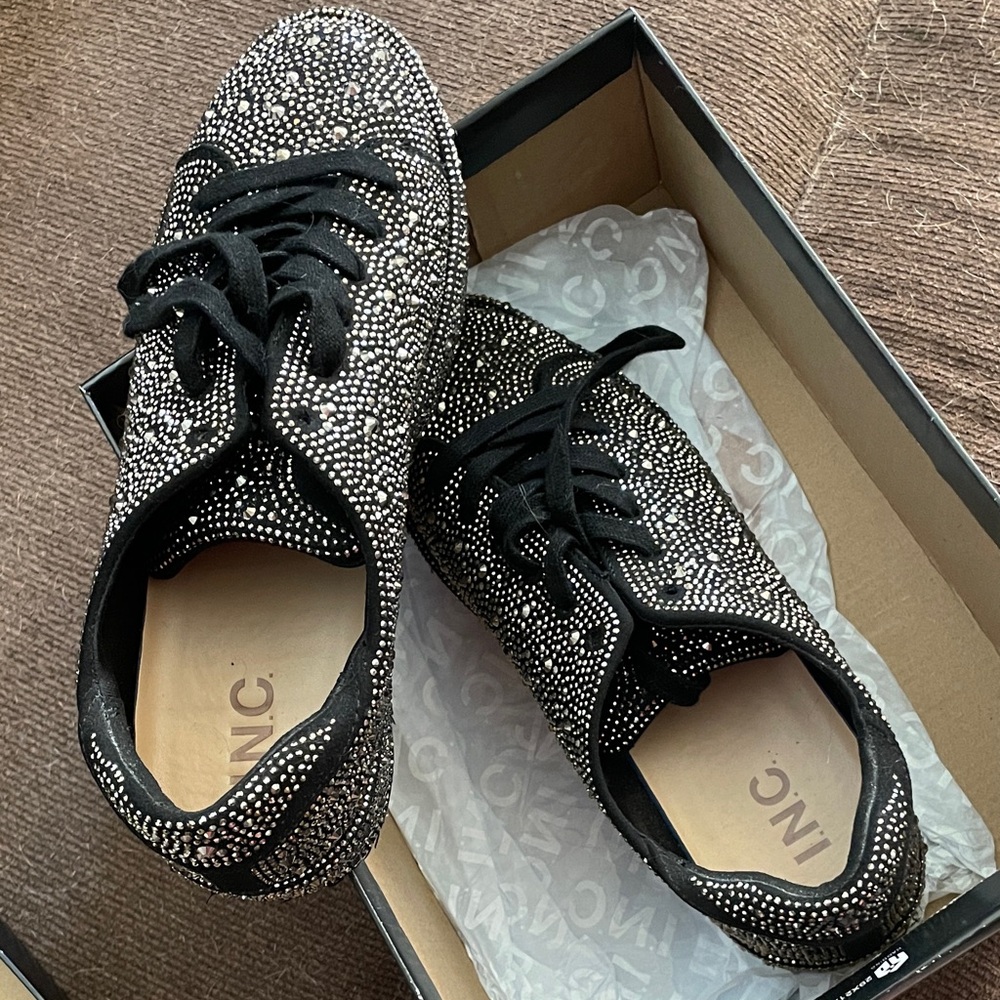 Women’s tennis shoes